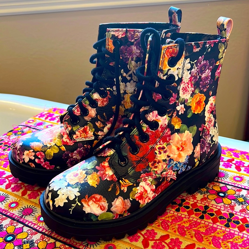 New Soda chunky Combat boots size 7 1/2 big colorful flower print girly gothic